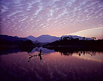 美女动作游戏《星刃》预购宣传片 油腻师姐大战巨兽
